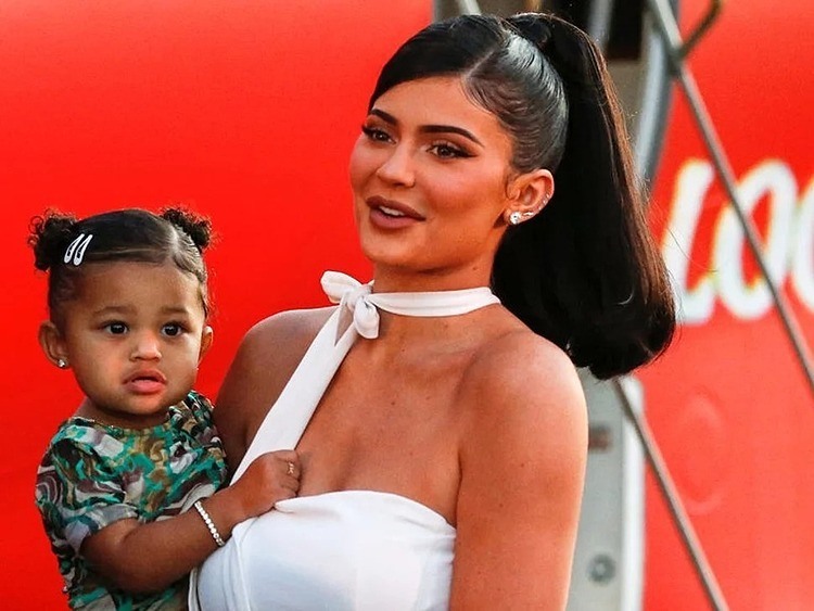 Kylie Jenner, 22 tuổi, tài sản ròng 1 tỉ USD