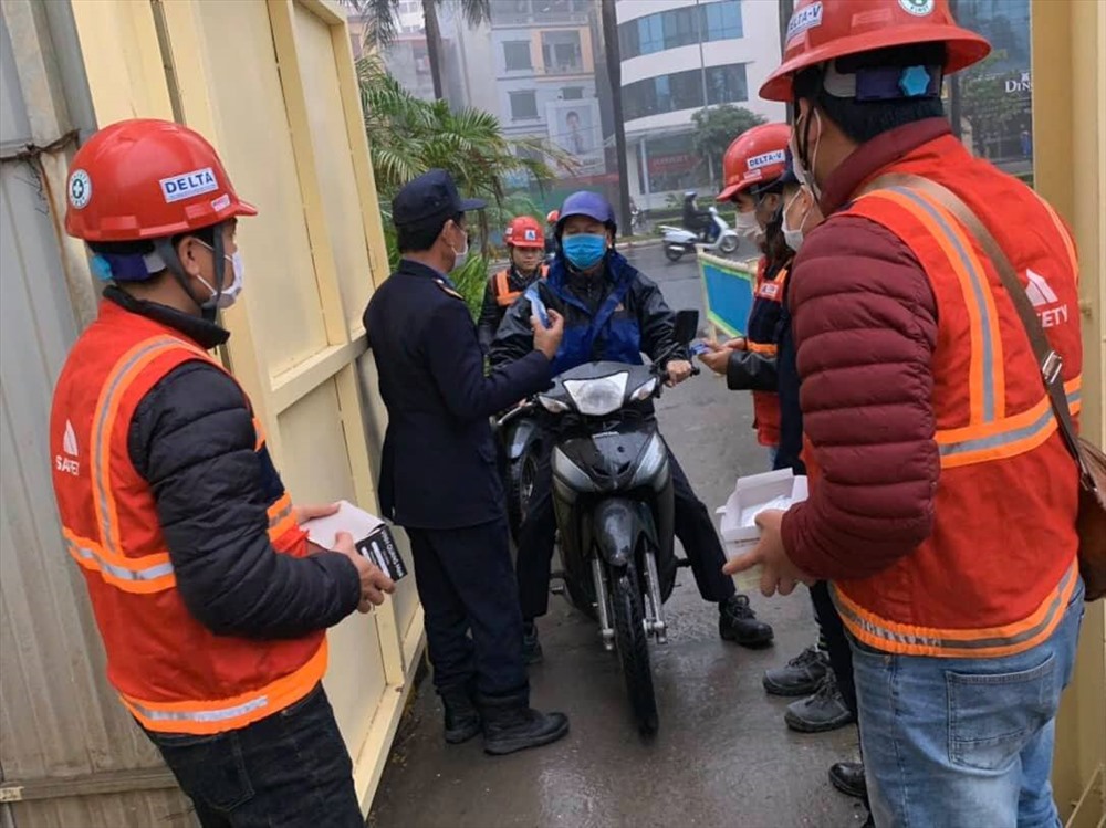 Công nhân được phát khẩu trang y tế miễn phí khi vào làm việc.