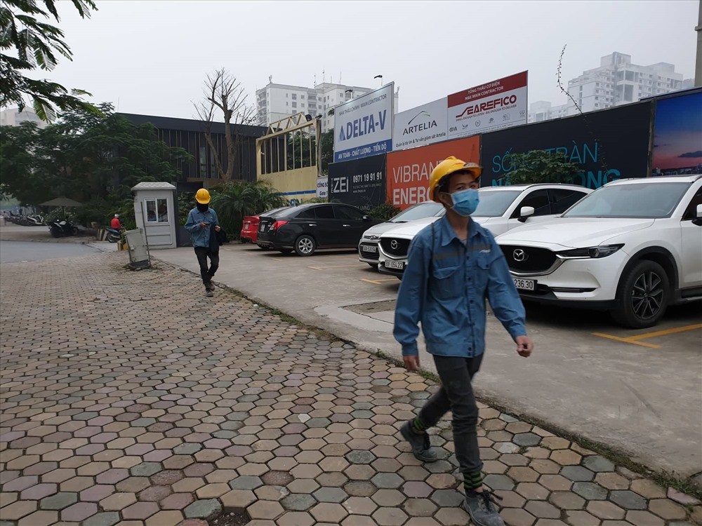Công nhân được phát khẩu trang y tế miễn phí khi vào làm việc.