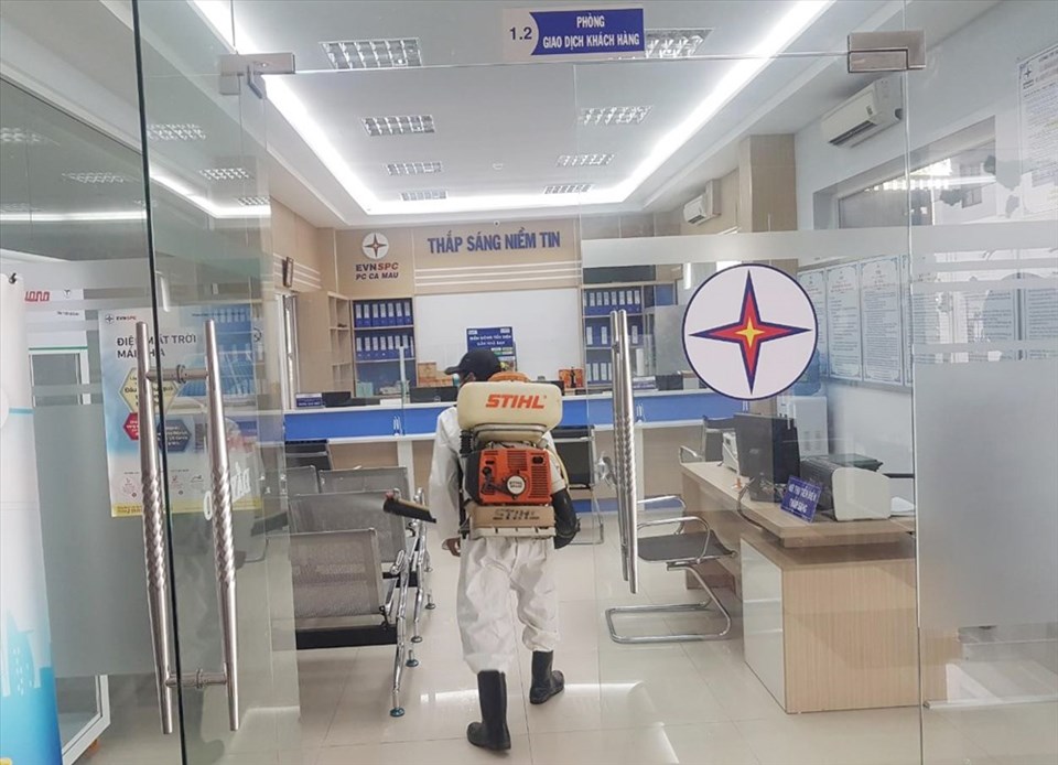 Hơn 200 phòng giao dịch khách hàng tại 21 tỉnh, thành phố phía Nam thường xuyên được phun thuốc diệt khuẩn phòng ngừa lây lan của dịch bệnh. Hơn 200 phòng giao dịch khách hàng tại 21 tỉnh, thành phố phía Nam thường xuyên được phun thuốc diệt khuẩn phòng ngừa lây lan của dịch bệnh.