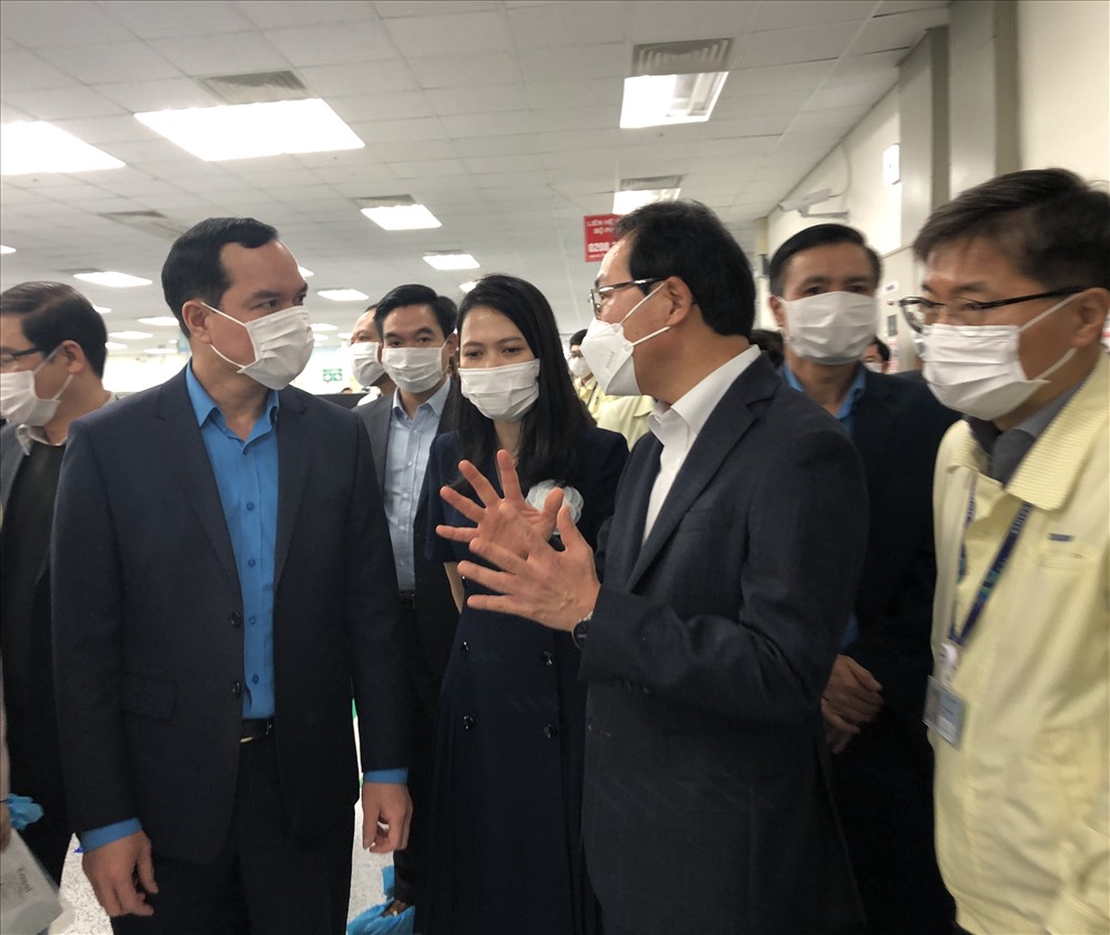 Đồng chí Nguyễn Đình Khang (ngoài cùng bên trái) trao đổi với lãnh đạo Công Samsung Việt Nam về công tác phòng chống dịch COVID-19. Ảnh: Việt Lâm
