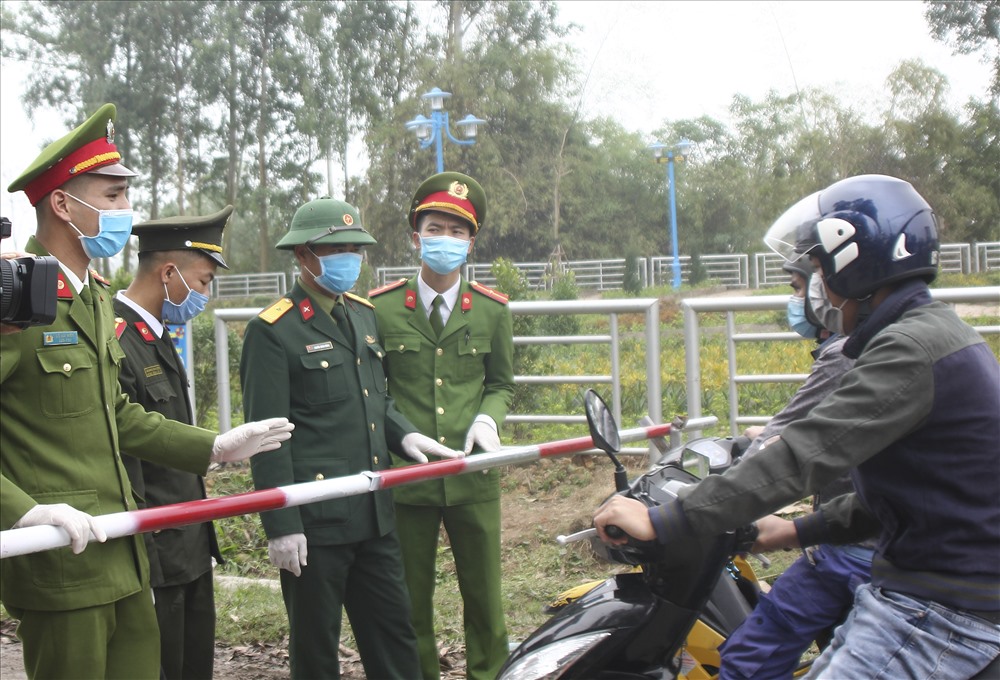 Chốt kiểm soát đầu cửa ngõ xã Sơn Lôi, gầm cầu chui đường 310, thôn Ngọc Bảo là một trong những chốt kiểm soát quan trọng nhất. Đây là trục đường giao thông chính vào xã Sơn Lôi.