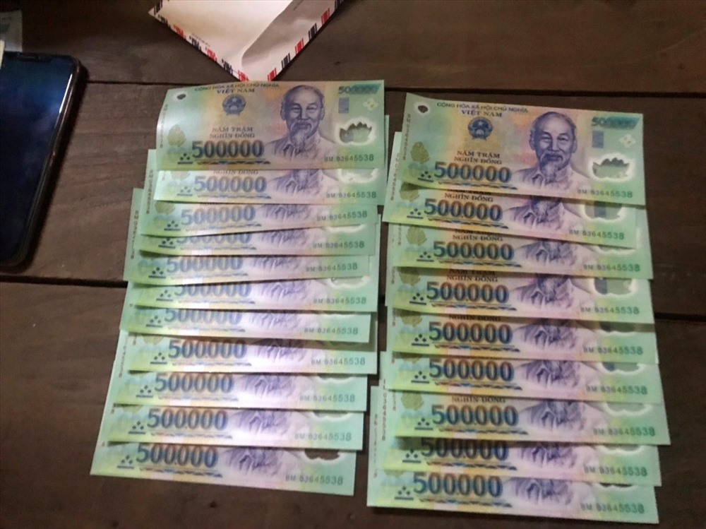 Số tiên giả bị công an phát hiện và thu giữ.
