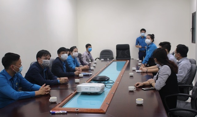 Đoàn cán bộ LĐLĐ Hà Tĩnh tại buổi làm việc nắm thông tin công tác phòng chống dịch của Công ty UP Hà Tĩnh