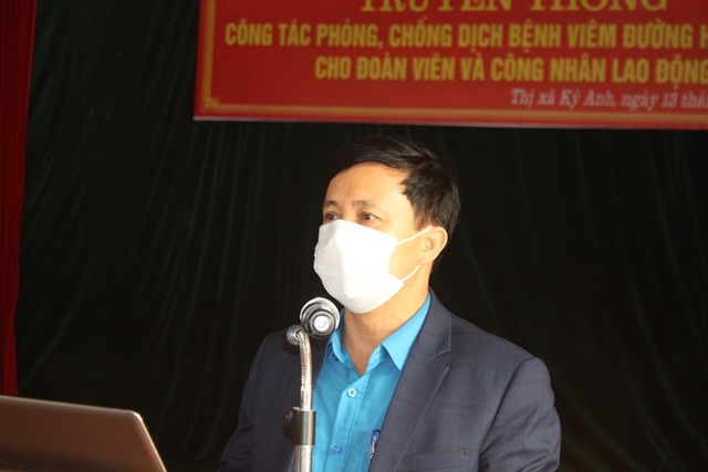 Ông Nguyễn Văn Danh - Chủ tịch LĐLĐ Hà Tĩnh đặt vấn đề và quán triệt tại buổi truyền thông