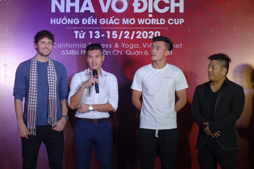 Cng Vinh c迄ng th mn B迄i Tin Dng i d s kin chiu 13.2. nh: Nguyn ng.