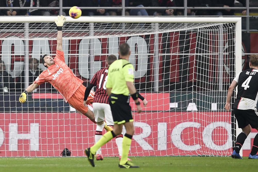 Buffon vẫn chơi tốt dù ít được ra sân mùa này. Ảnh: Getty.