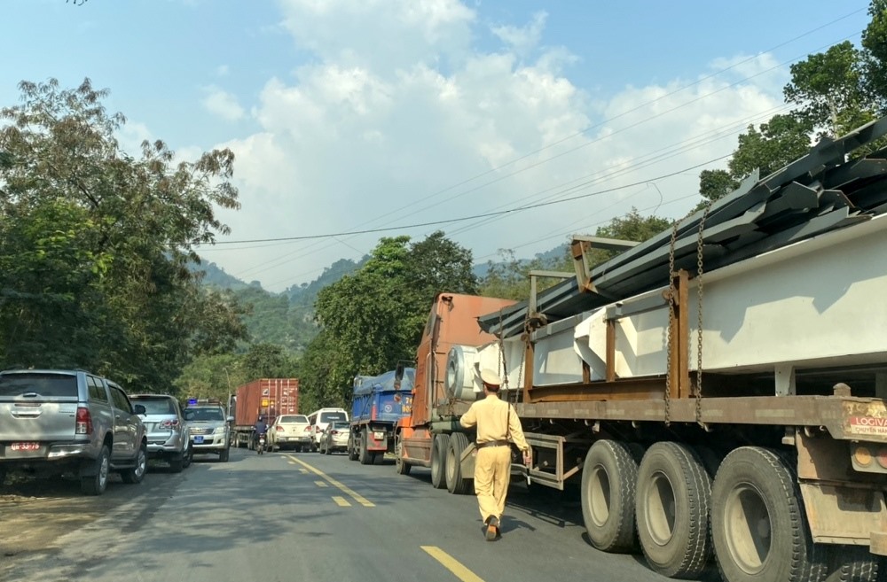 Các phương tiện xếp hàng dài trên Quốc lộ 9 sau vụ tai nạn. Ảnh: Hưng Thơ.