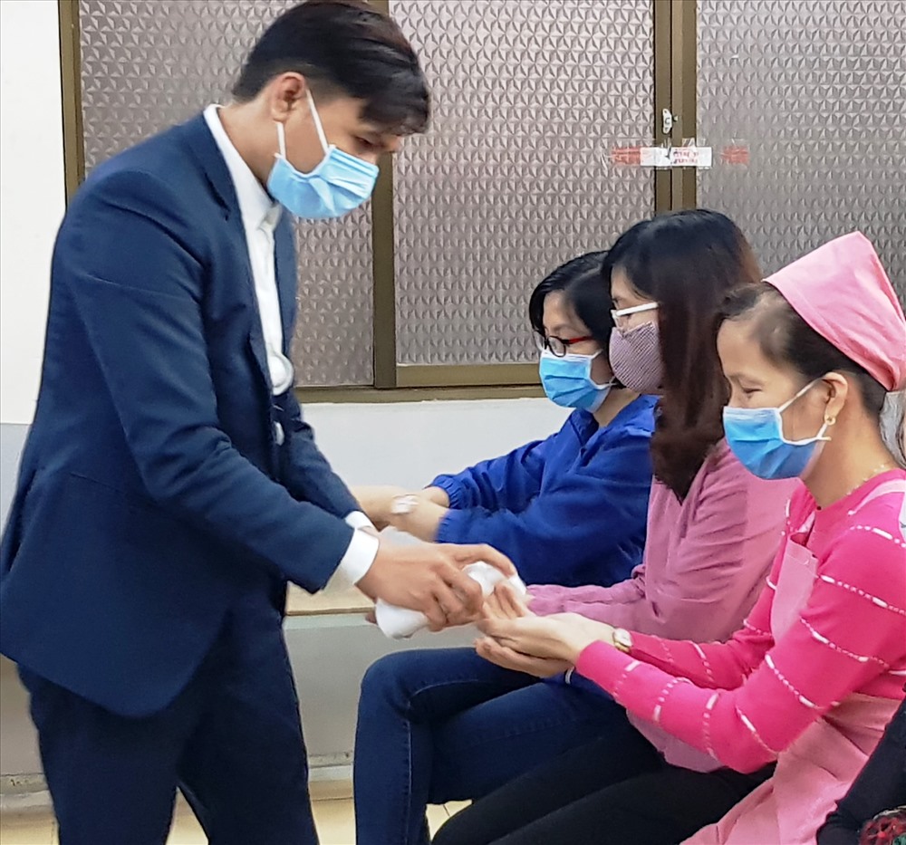 CNLĐ được hướng dẫn cách sử dụng dung dịch rửa tay để sát khuẩn. Ảnh: NT