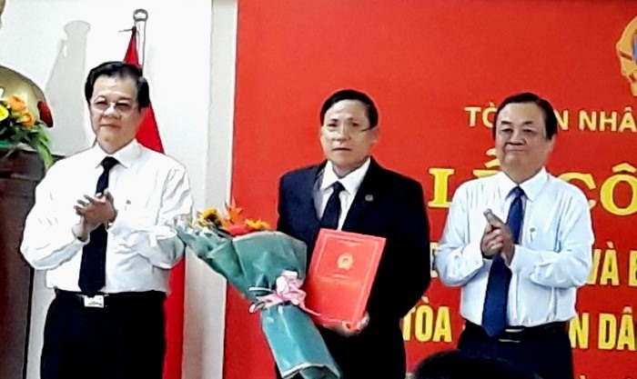 Ph¨® Ch¨¢nh ¨¢n T¨°a ¨¢n Nhn dn ti cao v¨¤ B¨ª th Tnh y ng Th¨¢p trao quyt nh iu ng v¨¤ hoa ch¨²c mng ng Phm Trung Tun. nh: TM