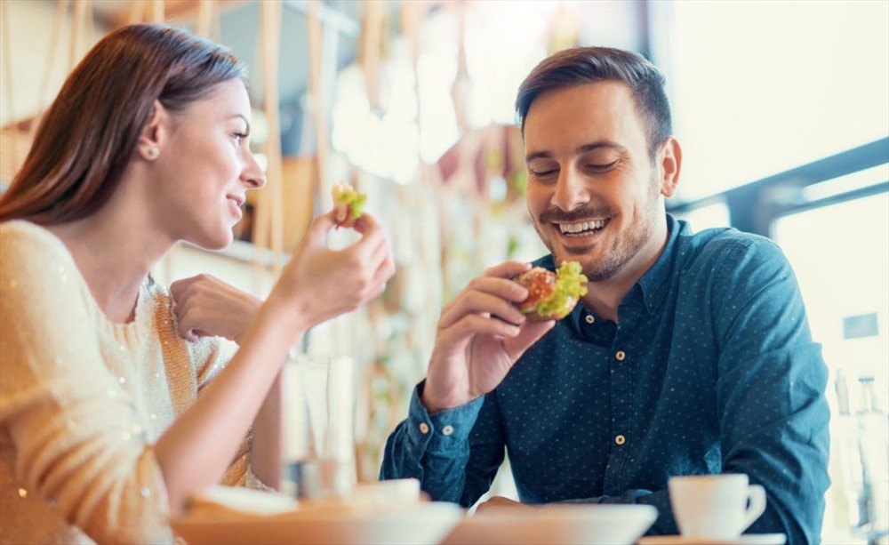 / Ăn giúp những món ăn bạn không thích là cách họ thể hiện tình cảm