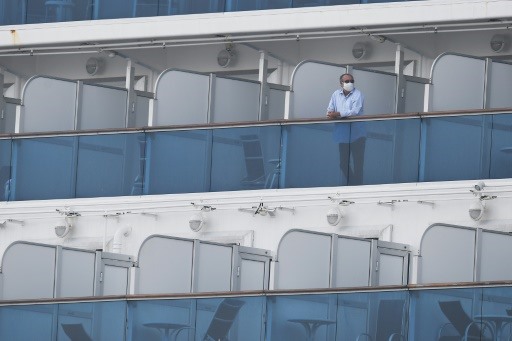 Cô đơn và sợ hãi là tâm trạng chung của hành khách trên con tàu bị cách ly. Ảnh: AFP