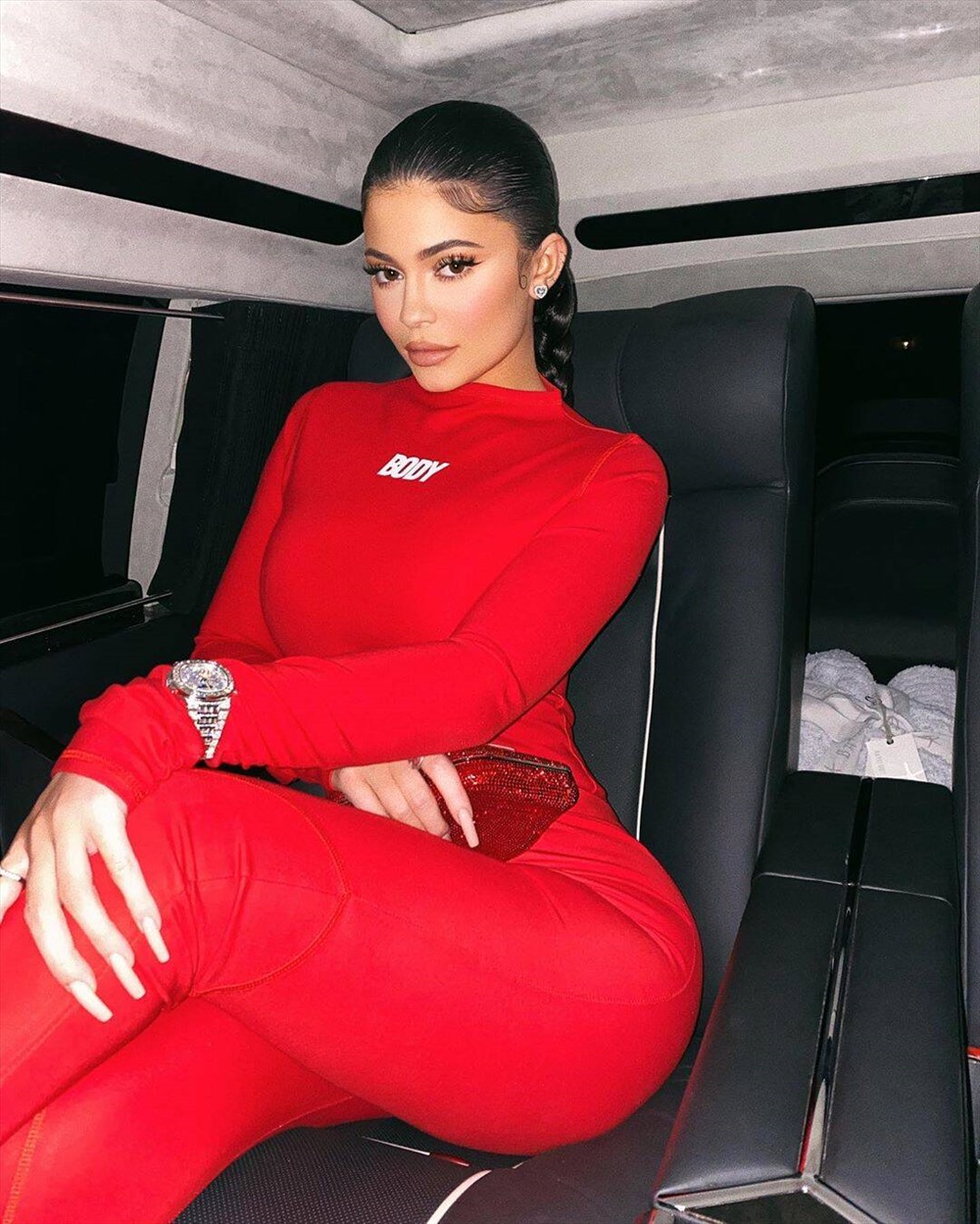 Kylie Jenner tr th¨¤nh t ph¨² t thn tr nht th gii trong bng xp hng ca Forbes v¨¤o th¨¢ng 3.2019 vi khi t¨¤i sn tr gi¨¢ 1 t USD. S tin n¨¤y c kim c nh v¨¤o thng hiu m phm Kylie Cosmetics m¨¤ c s¨¢ng lp. nh: ST
