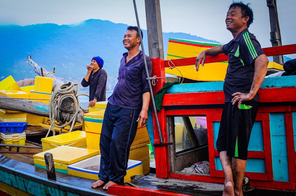 Ông Đặng Thọ Quán - chủ tàu Nghệ An NA-80012-TS vào bán cá tại cảng Cửa Sót - cho biết: “Mỗi ngày, tàu của chúng tôi đánh bắt được hơn 5 tấn cá cơm. Ra quân đầu năm, đúng dịp vào mùa cá cơm nên anh em thuyền viên và chủ tàu rất phấn khởi”.