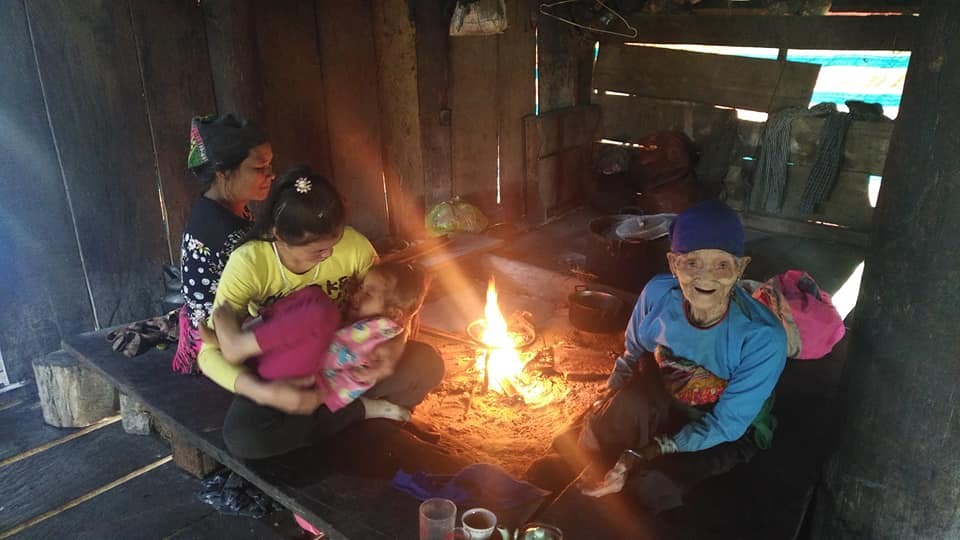 Bà Vi Thị Kiềng bên bếp lửa gia đình. Sinh năm 1915, nay bước sang tuổi 106, bà là người thọ nhất Son Bá Mười hiện nay.