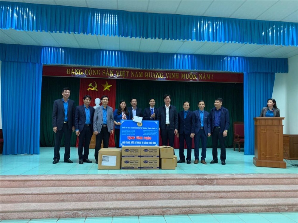 Lãnh đạo Tổng Liên đoàn Lao động Việt Nam, đại diện Khối thi đua 9 Công đoàn Tập đoàn, Tổng Công ty trao tặng tỉnh Vĩnh Phúc khẩu trang, nước sát khuẩn và tiền mặt trị giá 500 triệu đồng.