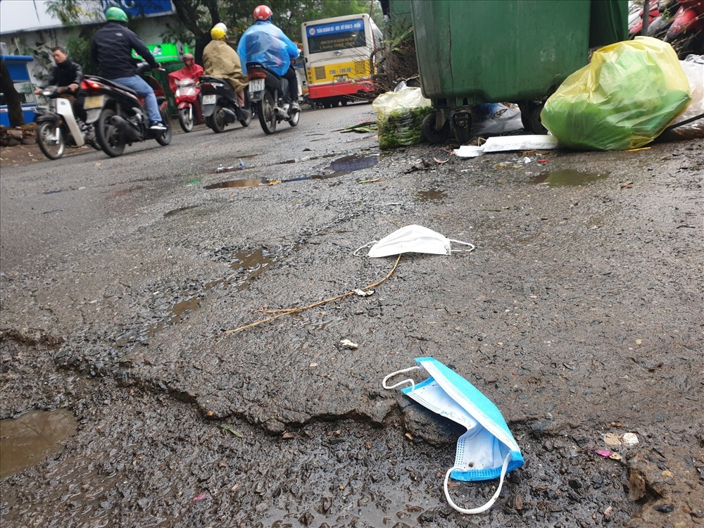 Khẩu trang vứt bừa bãi. Ảnh TG