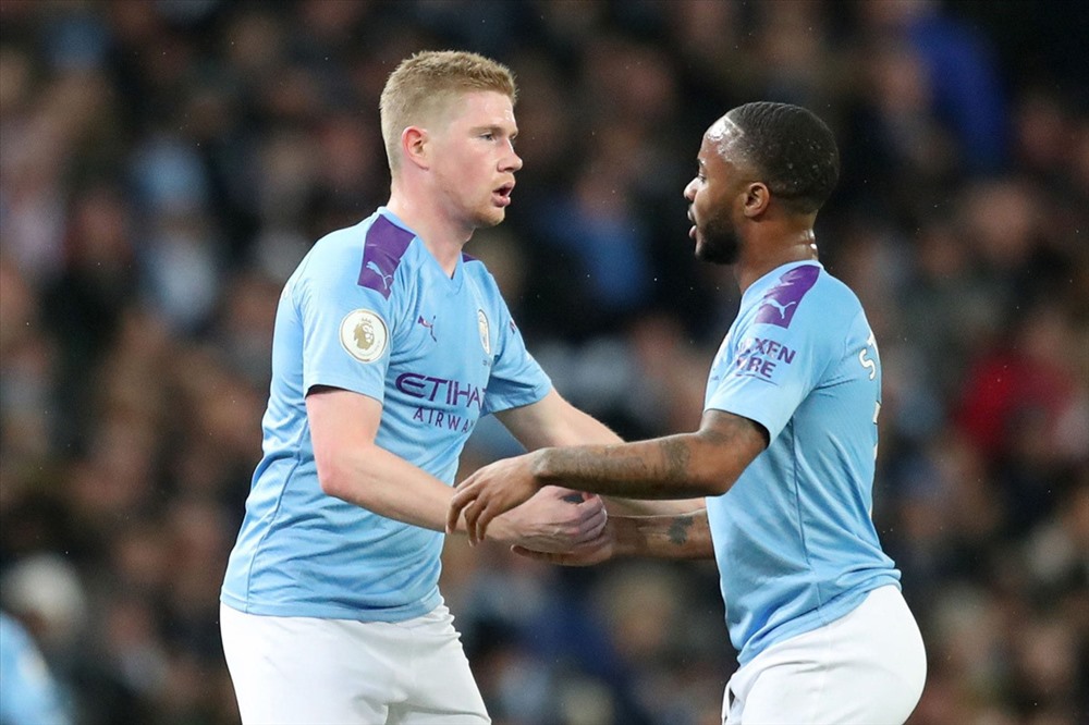 Kevin De Bruyne và Raheem Sterling. Ảnh: Goal.