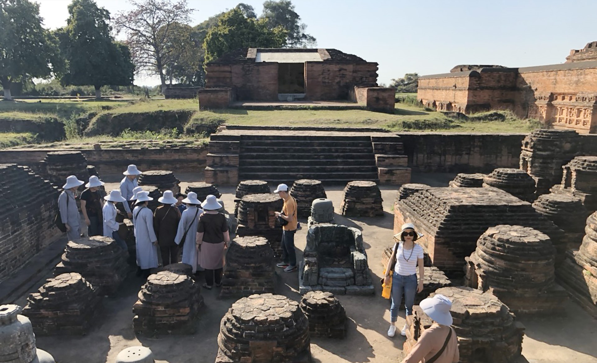Các phật tử từ Việt Nam tham quan khu di tích trường Đại học Phật giáo Nalanda Ấn Độ. Ảnh: T.Khanh.