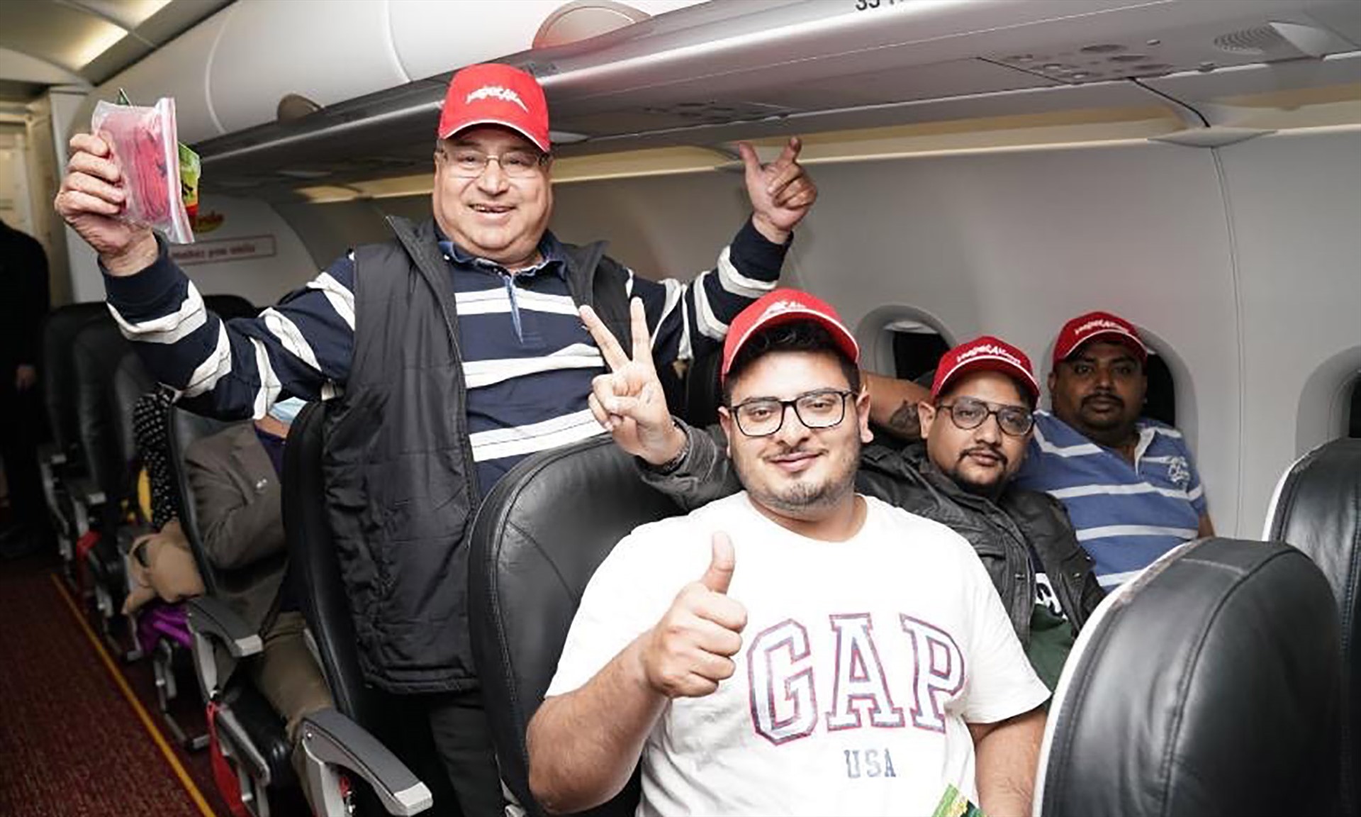 Du khách Ấn Độ thích thú với trải nghiệm trên chuyến bay của Vietjet kết nối Việt Nam - Ấn Độ. Ảnh: Vietjet