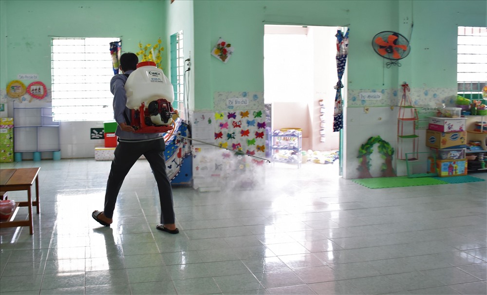 Phun thuốc khử trùng tại một trường học ở Cần Thơ. Ảnh: Thành Nhân