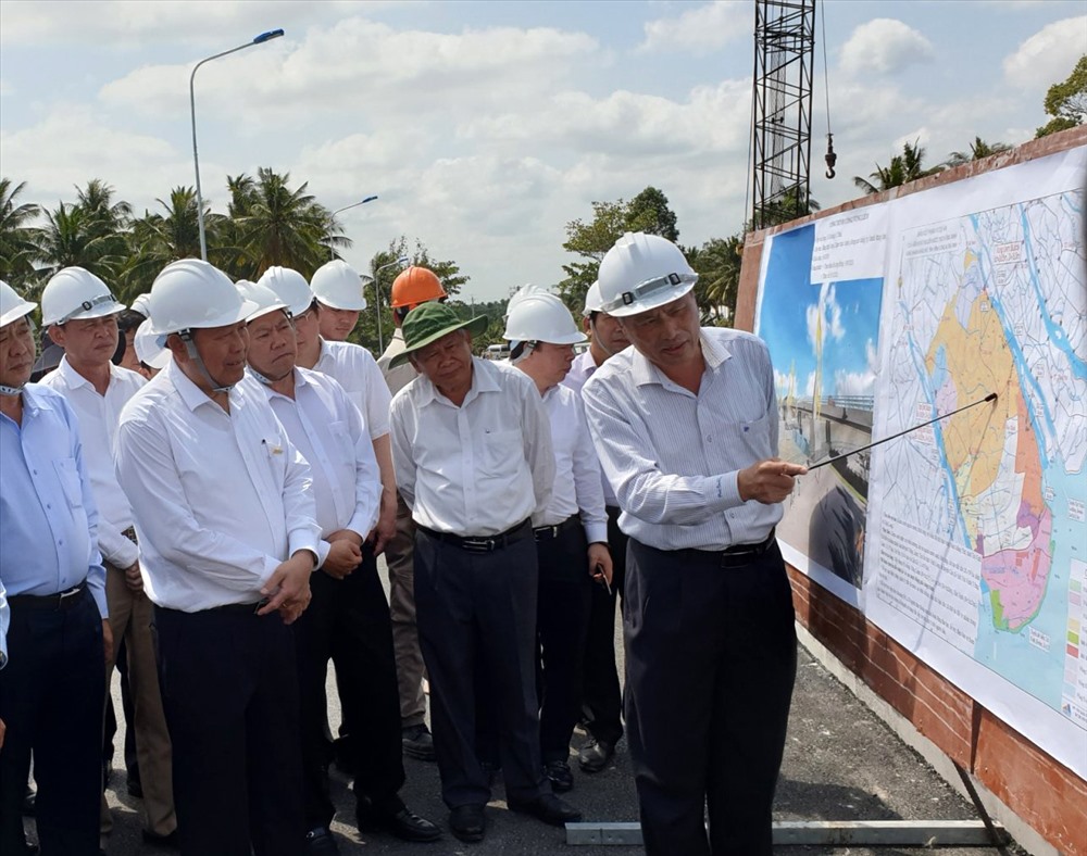 Phó Thủ tướng Trương Hòa Bình khảo sát, kiểm tra và nghe báo cáo tiến độ công trình thủy lợi ứng phó hạn mặn tại huyện Vũng Liêm. Ảnh: Trần Lưu