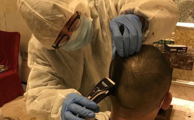 Nhân viên y tế cạo trọc đầu để thuận tiện cho việc mặc đồ bảo hộ.