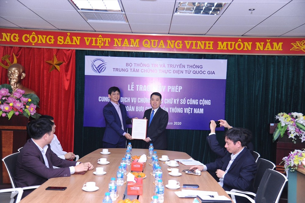 Ông Lã Hoàng Trung GĐ Trung tâm Chứng thực điện tử Quốc gia trao chứng thực cho ông Nguyễn Minh Luân Phó TGĐ VNPT IT. Ảnh: VNPT