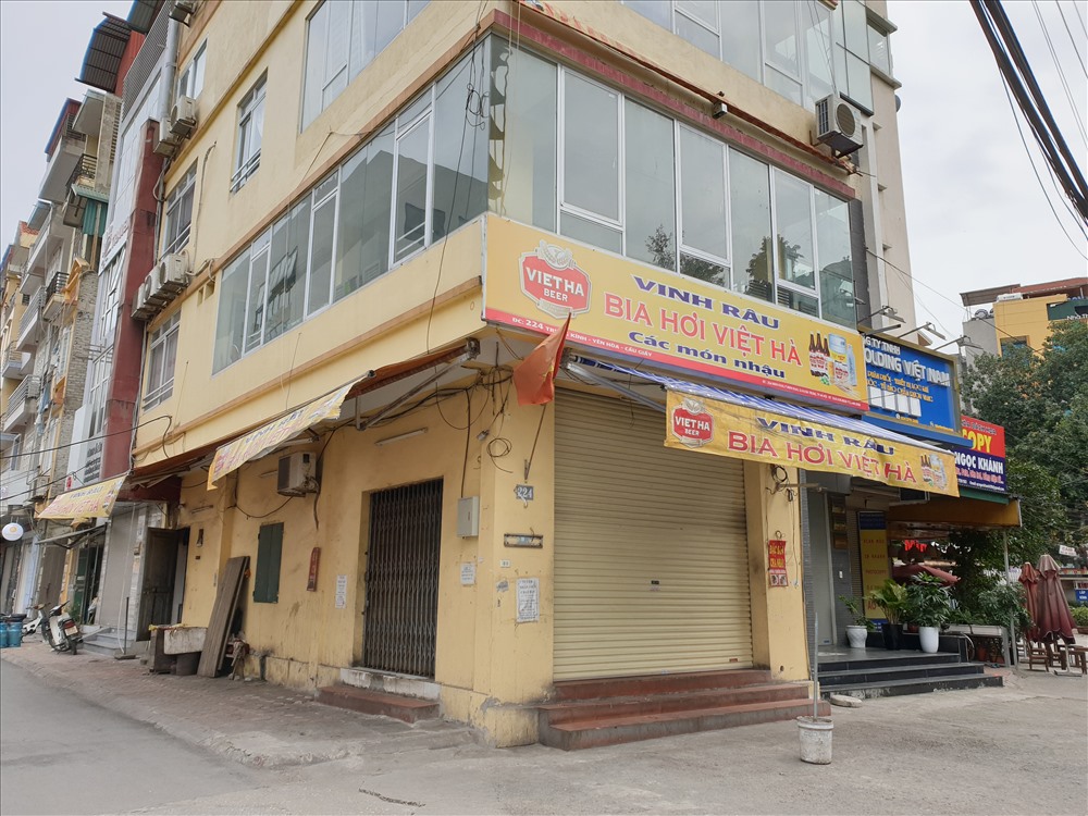 Nhiều hàng quán cùng tạm dừng hoạt động trong mùa dịch COVID-19. Ảnh: Tùng Giang.