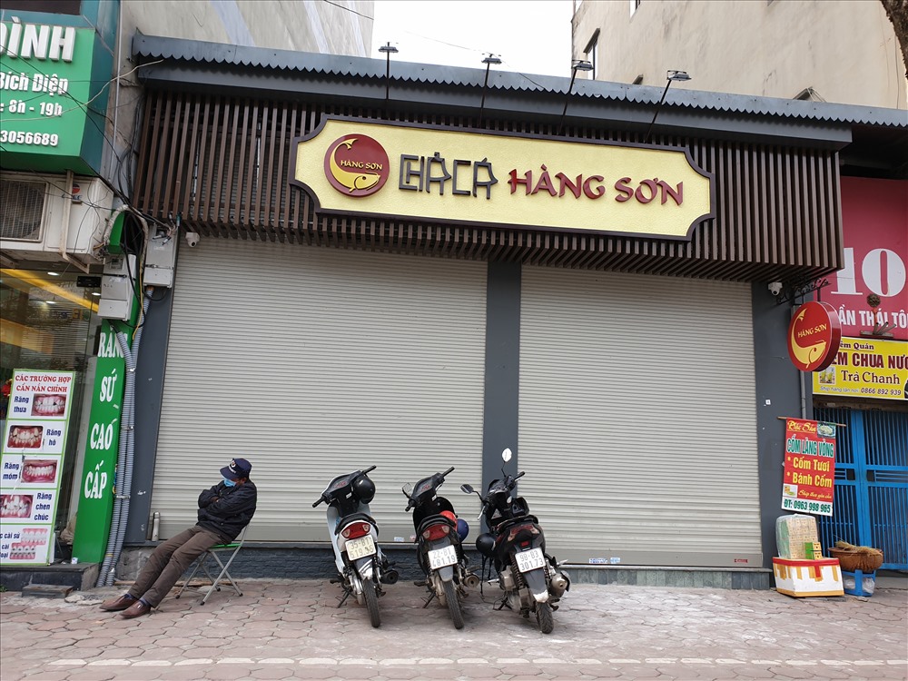Nhiều hàng quán cùng tạm dừng hoạt động trong mùa dịch COVID-19. Ảnh: Tùng Giang.