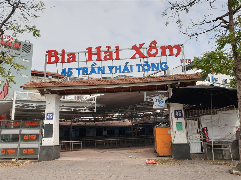 Nhà hàng không một bóng người khiến không gian trở nên hoang vắng. Ảnh: Tùng Giang.