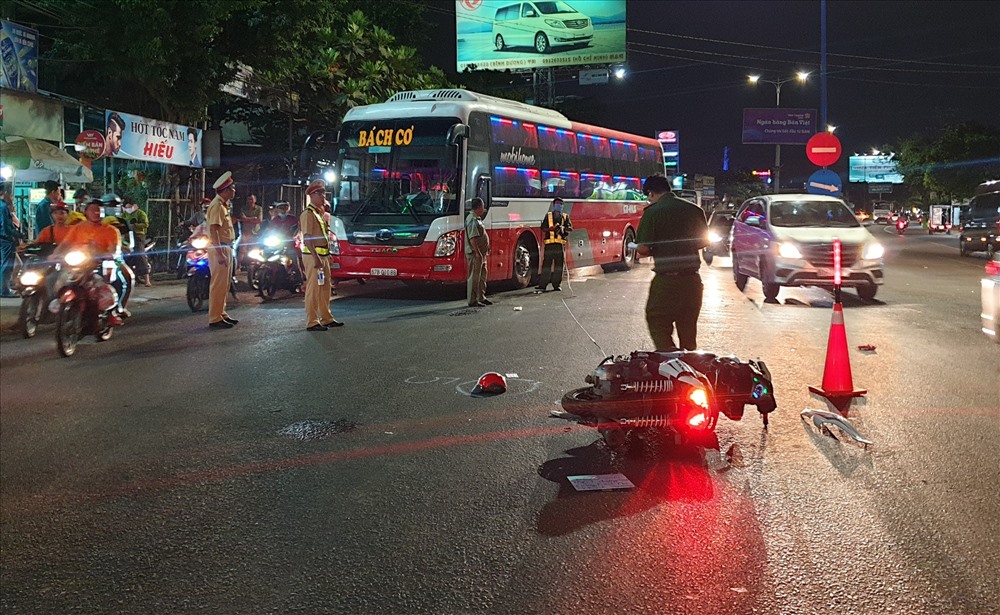 Hiện trường vụ tai nạn xe máy và xe khách.