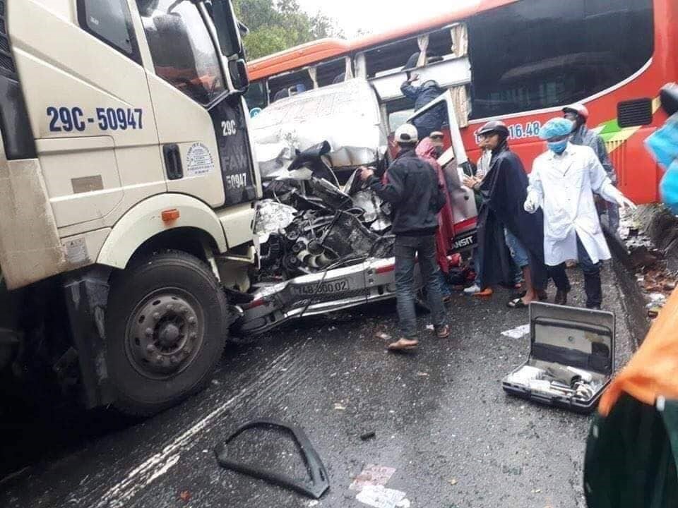 Lực lượng cứu hộ đến hiện trường để đưa tài xế xe 16 chỗ bị mắc kẹt đi cấp cứu và đưa thi thể nạn nhân tử vong ra khỏi xe.