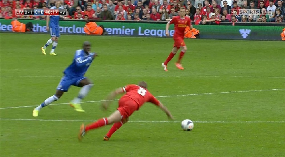 Cú trượt chân đánh rơi chức vô địch Premier League của Gerrard năm 2014. Ảnh; BT Sports.
