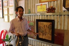 Thầy giáo tiểu học kể chuyện sếu đầu đỏ bằng tranh vỏ tràm