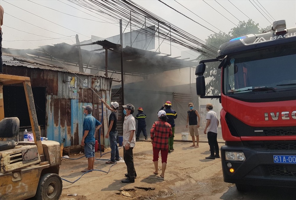 Hỏa hoạn bùng phát trong nhà xưởng ở Bình Dương.