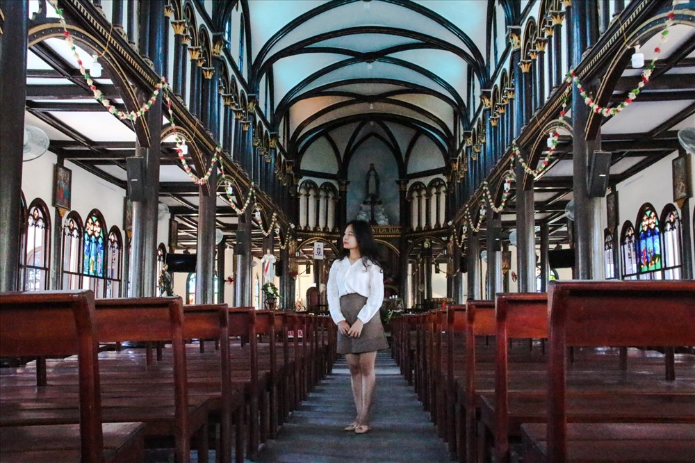 Bên trong nhà thờ có nhiều hàng cột nhỏ được liên kết với nhau bằng các vòng cung gỗ tạo thành hình vòm đỡ các cửa sổ phía trên như ôm trọn những ai vào giữa lòng nhà thờ. Bên trong thánh đường có nhiều khung cửa kính màu vẽ lại các điển tích trong kinh thánh, các khung cửa này vừa có tác dụng lấy ánh sáng trời tự nhiên, vừa tạo thêm vẻ rực rỡ tráng lệ cho ngôi giáo đường.