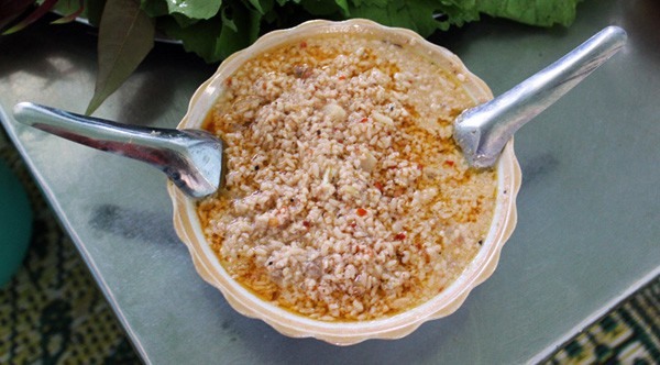 Nước chấm gỏi lá được chế biến theo công thức riêng, có mùi vị đặc biệt.