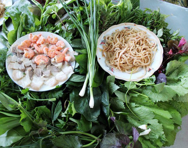 Gỏi lá Kon Tum không thể thiếu thịt heo, tôm và bì lợn.
