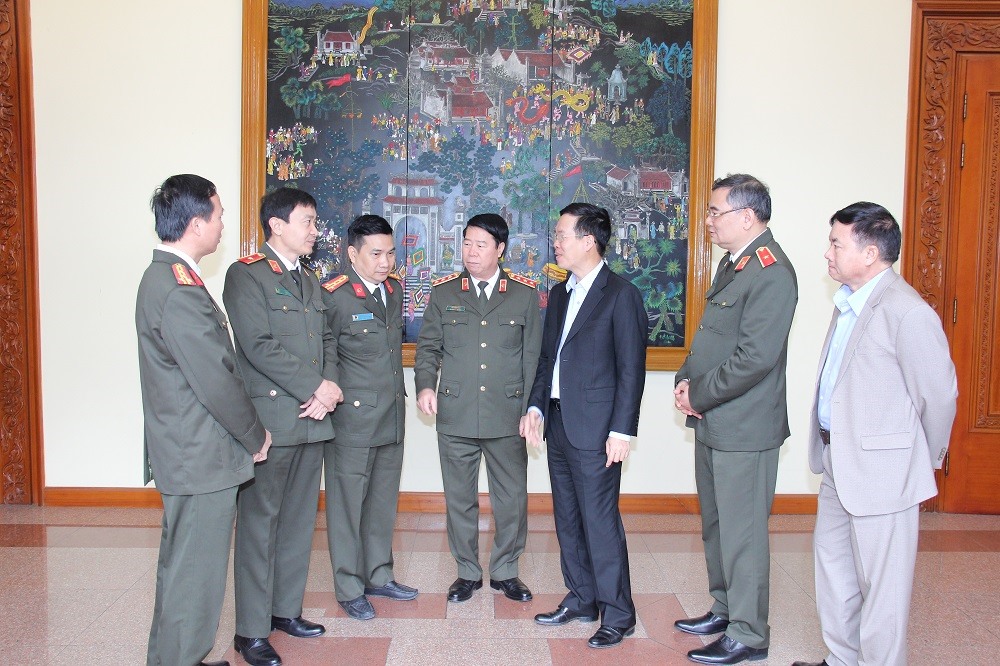 Các đại biểu thảo luận bên lề Hội nghị.