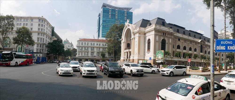 Nằm ở giữa quận 1, TPHCM, giá trị kinh tế của con đường Đồng Khởi đang tăng lên một cách chóng mặt. Tuyến đường này kéo dài từ quảng trường Công xã Paris đến đường Tôn Đức Thắng bên bờ sông Sài Gòn. Dù chỉ dài 630m nhưng đường Đồng Khởi là nơi tọa lạc của hàng chục công trình mang tính biểu tượng của thành phố như Nhà hát Thành phố, Nhà thờ Đức Bà, Công trường Lam Sơn (trước đây là Quảng trường Francis Garnier)... Ảnh: Phan Anh