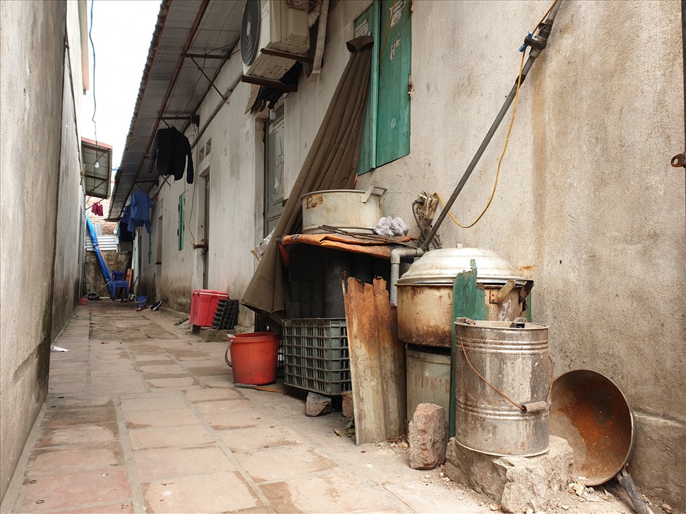 Do điều kiện kinh tế khó khăn, công nhân vẫn sử dụng bếp than tổ ong. Ảnh: Tùng Giang.