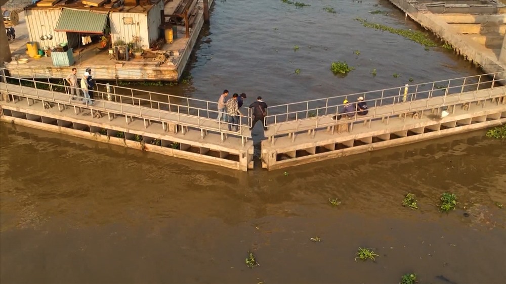 Cận cảnh cống Âu Thuyền Ninh Quới khi hoạt động