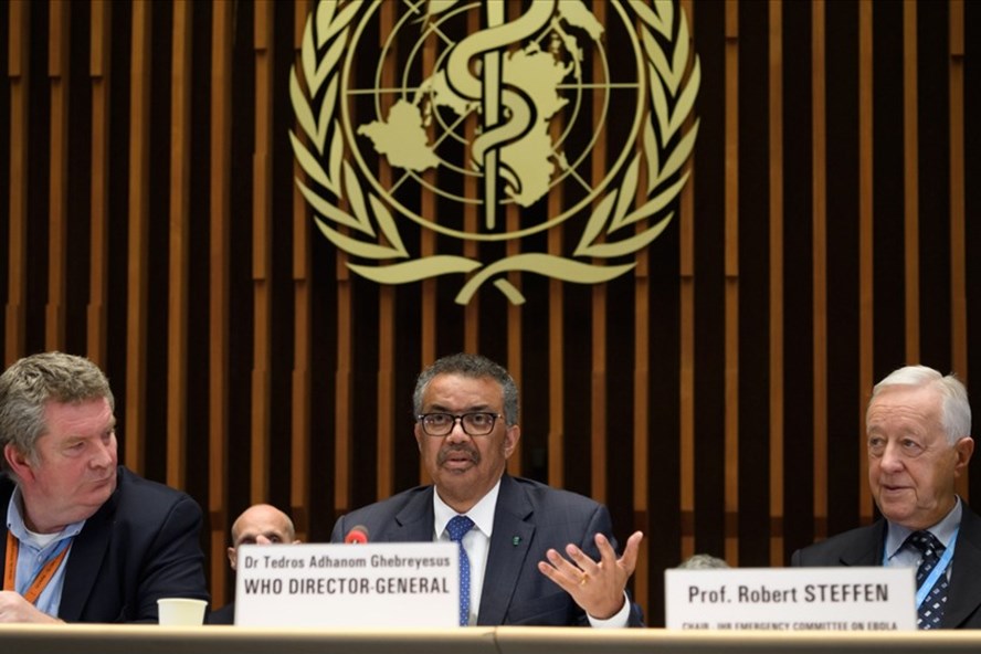Tổng giám đốc WHO Tedros Adhanom Ghebreyesus (giữa) và Giám đốc điều hành Chương trình khẩn cấp về sức khỏe Michael Ryan (trái). Ảnh: AFP