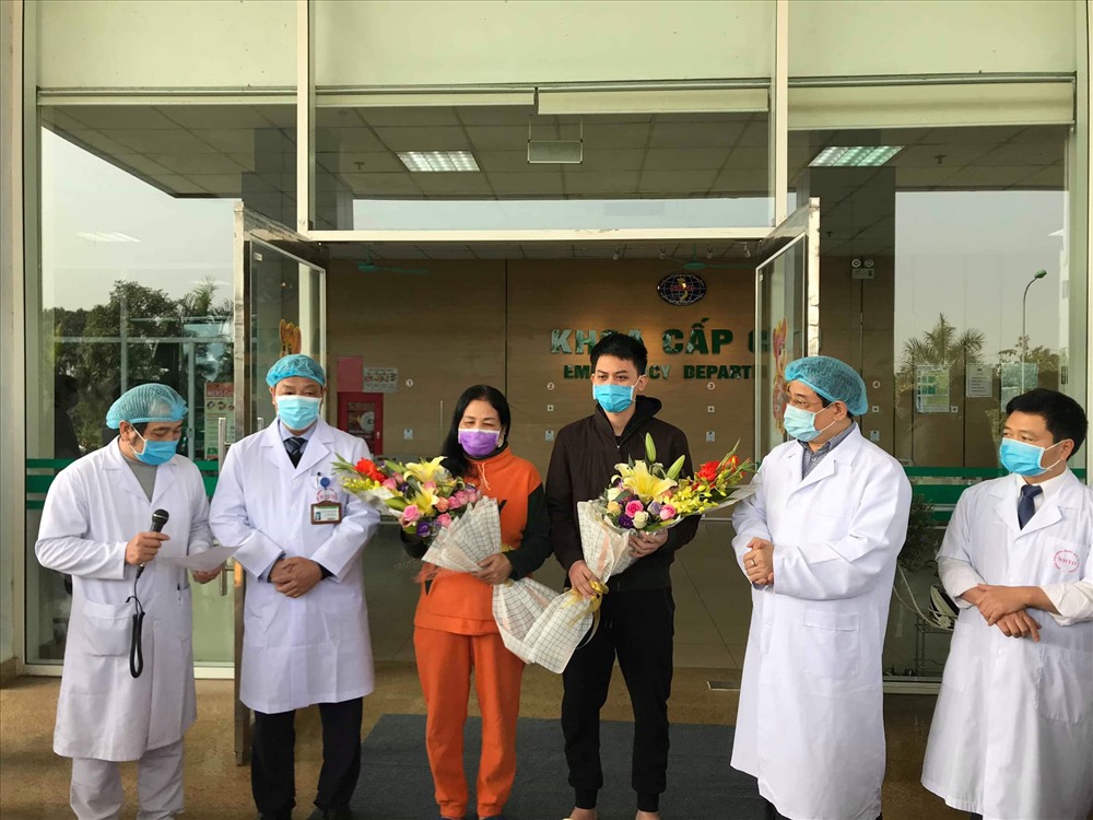 Các bệnh nhân rất vui mừng khi được điều trị khỏi bệnh, ra viện. Ảnh: BYT cung cấp