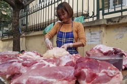 Lợn hơi giảm còn 75.0000 đồng/kg, thịt lợn vẫn 180.000 đồng/kg