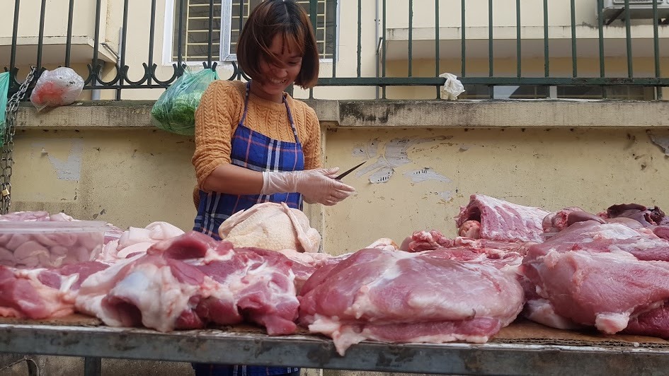 Bà Trần Thị Hồng (Mê Linh, Hà Nội) cho biết, ngày 18.2.2020, bà phải mua lợn móc hàm với giá 110.000 đồng/kg, tương đương giá lợn hơi 89.000 đồng/kg. Ảnh: Kh.V