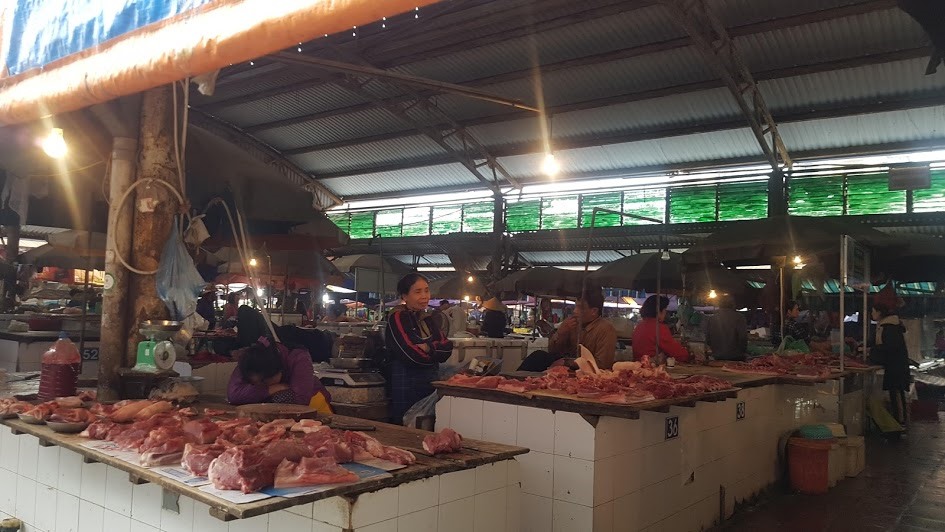 Nguồn cung thịt lợn dồi dào. Ảnh: Kh.V