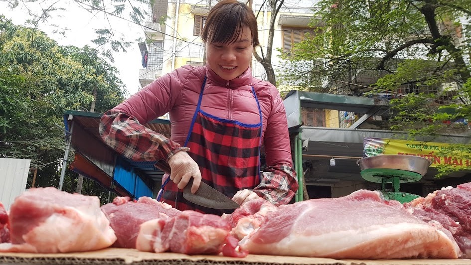 Chi Thắm cho biết, giá thịt lợn móc hàm tại các lò mổ vẫn chưa giảm. Ảnh: Kh.V