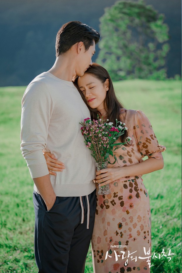 Trên thực tế, đây không phải lần đầu tiên Hyun Bin và So Ye Jin vướng tin đồn tình cảm. Tuy nhiên cả hai một mực phủ nhận và cho rằng chỉ là bạn tốt. Ảnh: tvN.